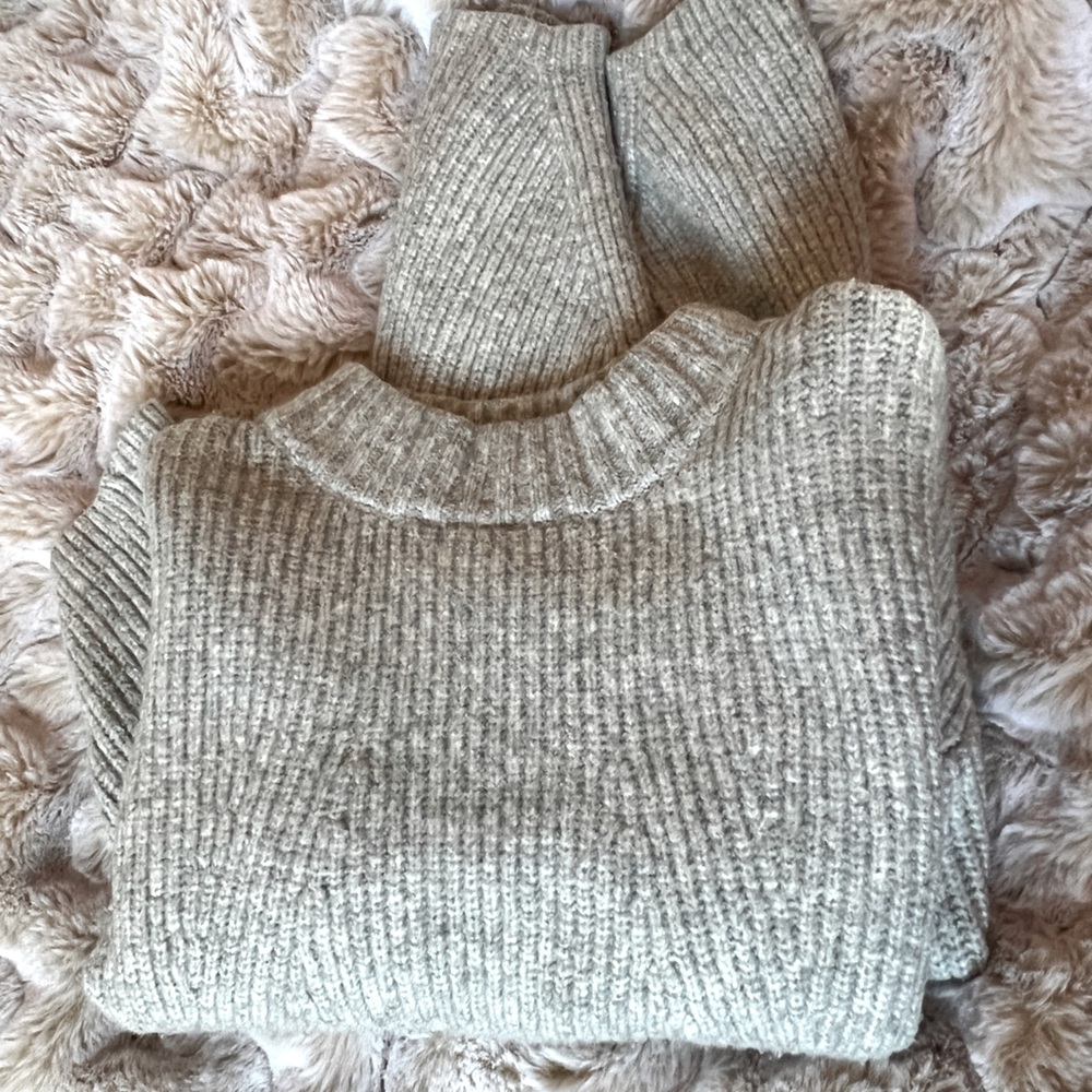 H&M grey chunky knit sweater. Size L.